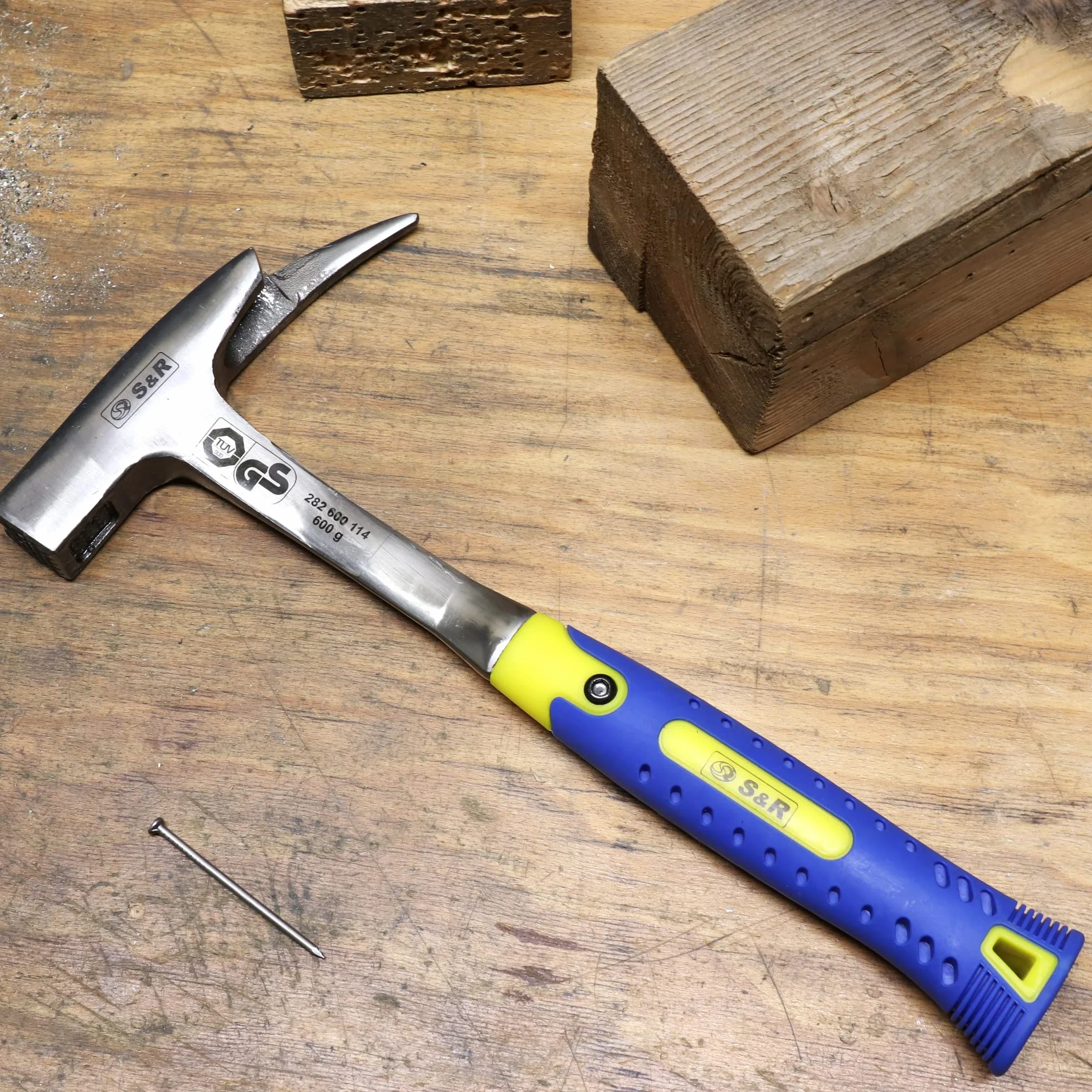 S&R Latthammer, Zimmermannshammer 600 g Kopfgewicht, Fiberglasstiel, magnetischer Nagelhalter, geschmiedeter Stahl, rutschfester vibrationshemmender Griff, Klauenhammer Stahlhammer