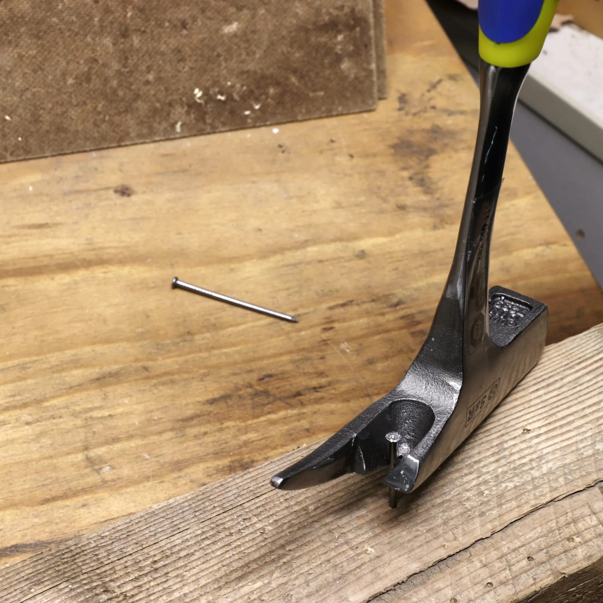 S&R Latthammer, Zimmermannshammer 600 g Kopfgewicht, Fiberglasstiel, magnetischer Nagelhalter, geschmiedeter Stahl, rutschfester vibrationshemmender Griff, Klauenhammer Stahlhammer
