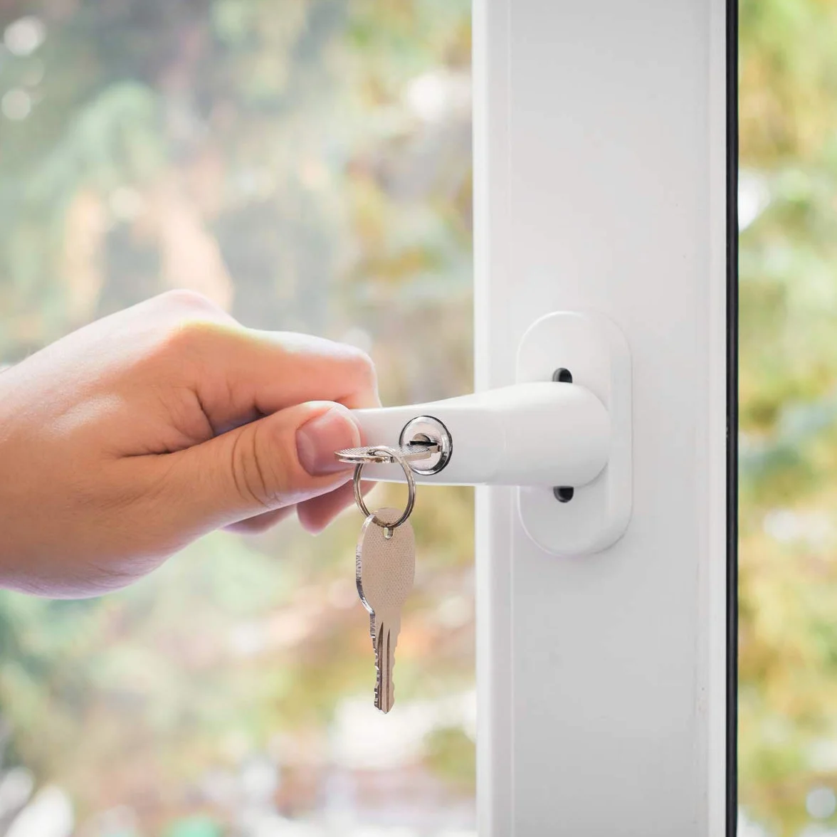 kwmobile Fenstergriffe abschliessbar - 4x Aluminium Fenstergriff - Kindersicherung Fenstersicherung - Stiftlänge 35mm - Fensterschloss Balkontür Sicherung - Fenstergriffe weiß