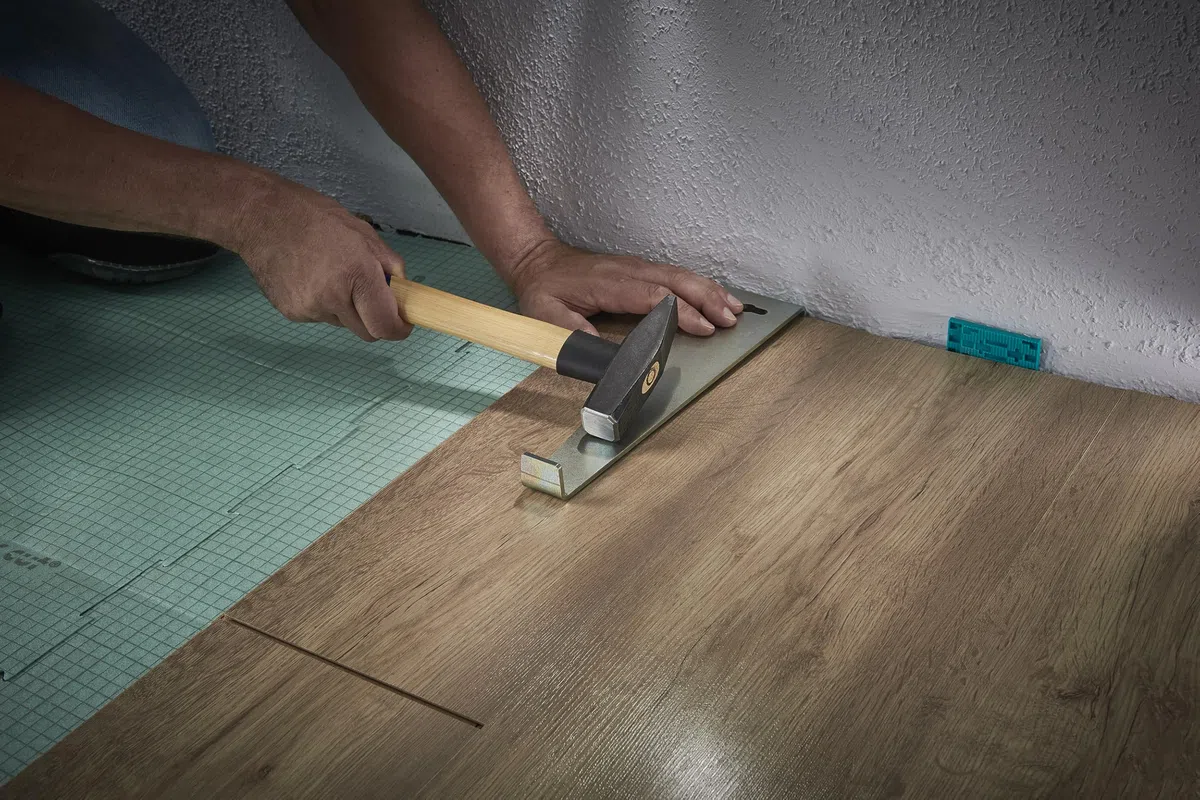 wolfcraft Geling-Set zum Laminat- und Designboden verlegen I 6975000 I Zugeisen, Schlagholz und 30 Universalkeile I fugenfreies Ausrichten von Dielen