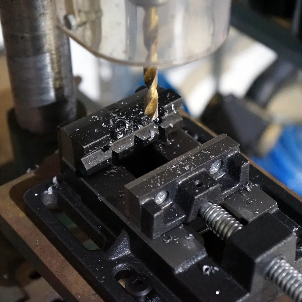 Wiltec Maschinenschraubstock 100 mm Backenbreite, Schraubstock aus Gusseisen für Werkstatt, Bohrmaschinenschraubstock als Spannwerkzeug