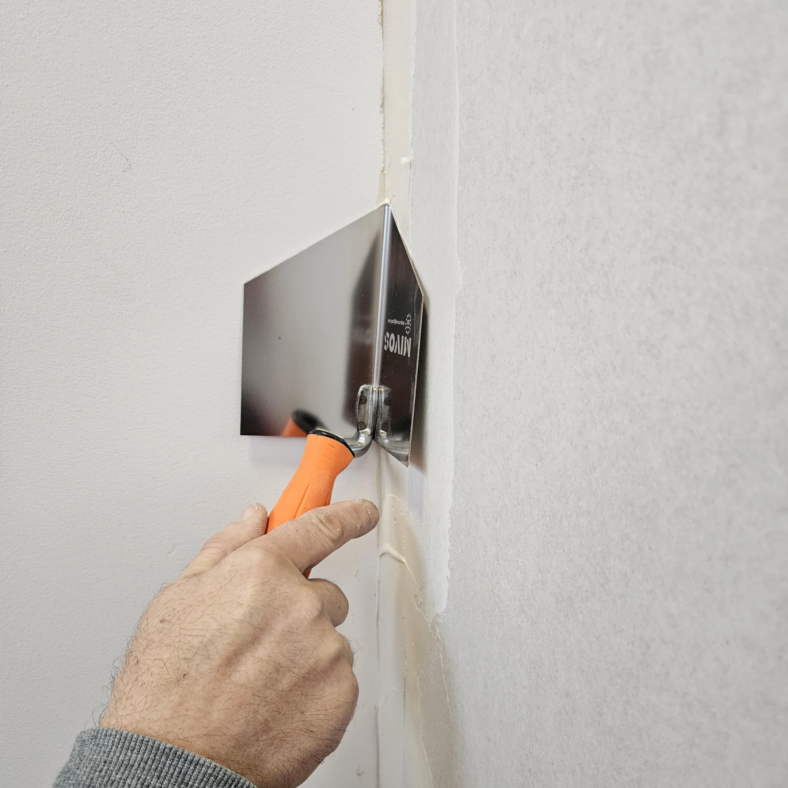 Mivos 2 x Eckenkelle Rostfreie 125 x 75 mm - Inneneckenkelle und Außeneckenkelle aus Edelstahl - Innen und Außen Kantenkelle mit Softgriff - Eckspachtel Made in EU