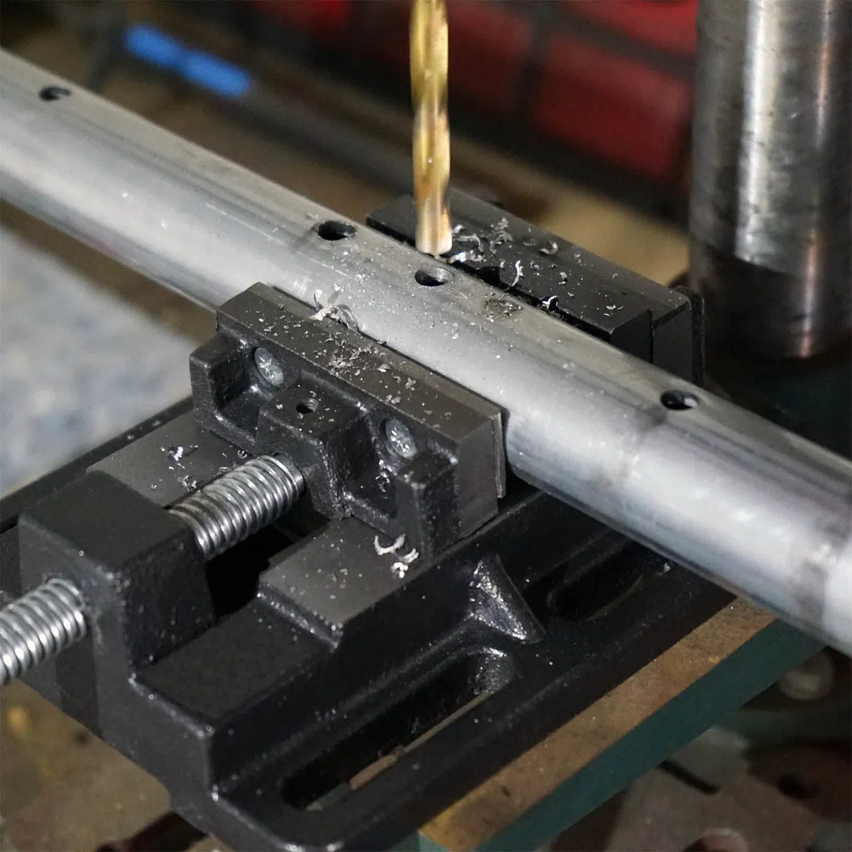 Wiltec Maschinenschraubstock 100 mm Backenbreite, Schraubstock aus Gusseisen für Werkstatt, Bohrmaschinenschraubstock als Spannwerkzeug