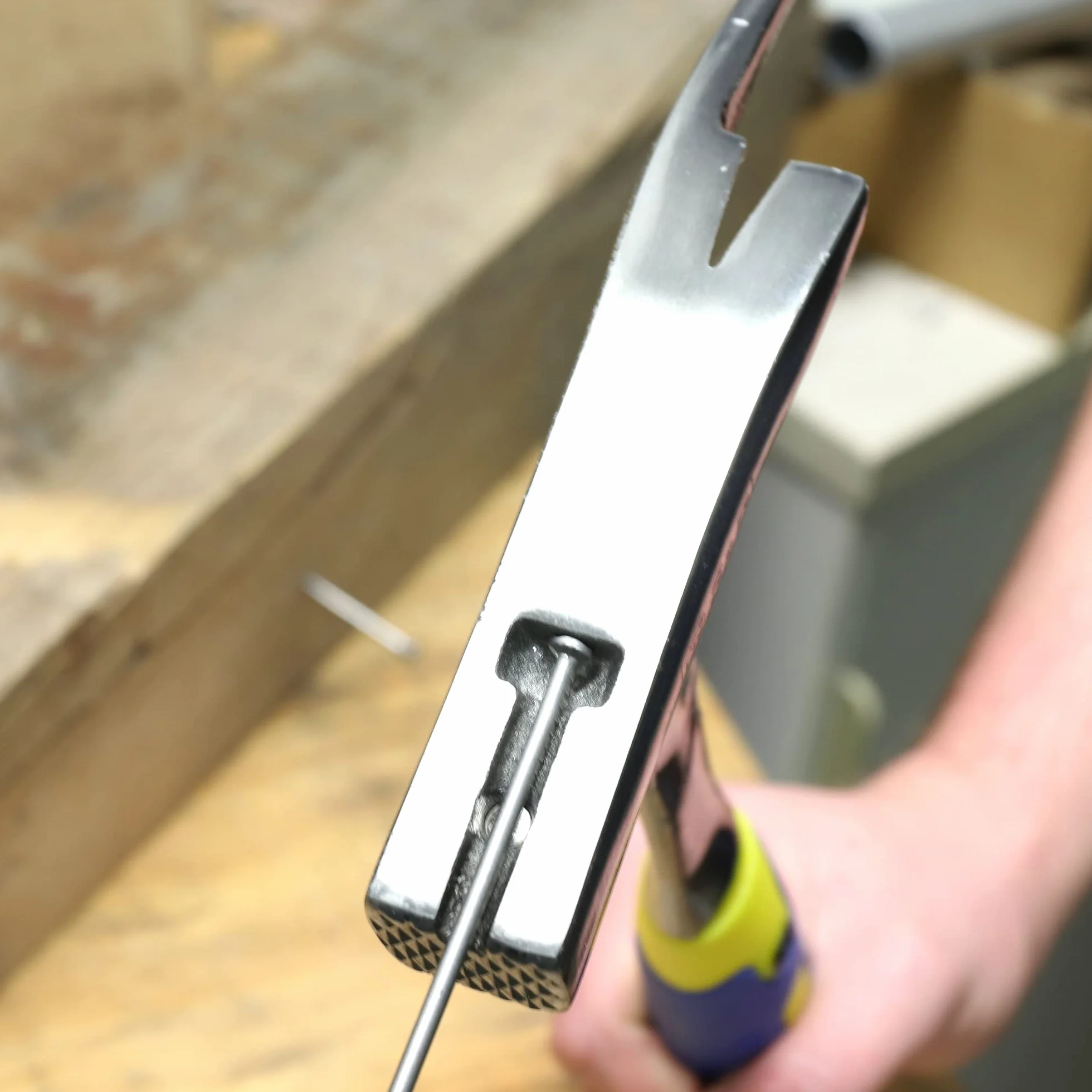 S&R Latthammer, Zimmermannshammer 600 g Kopfgewicht, Fiberglasstiel, magnetischer Nagelhalter, geschmiedeter Stahl, rutschfester vibrationshemmender Griff, Klauenhammer Stahlhammer